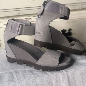 Sorel Light Grey Sandals size 7.5